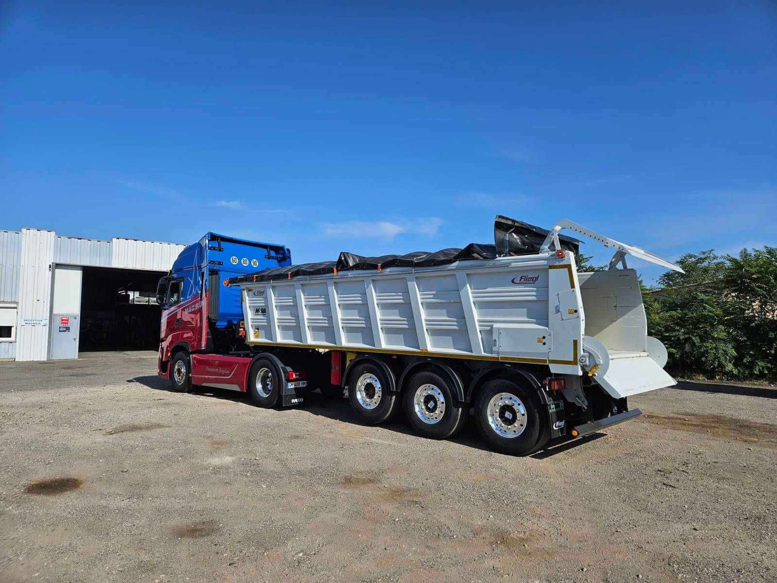 Acheter une benne à fond poussant non calorifugé pour une utilisation polyvalente en leasing à Lyon dans le Rhône 69