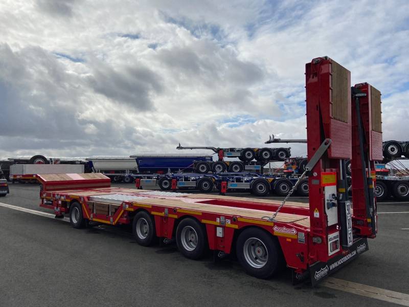 Explorez les options de semi-remorques porte-engin 3 essieux d'occasion chez MSRA à Lyon