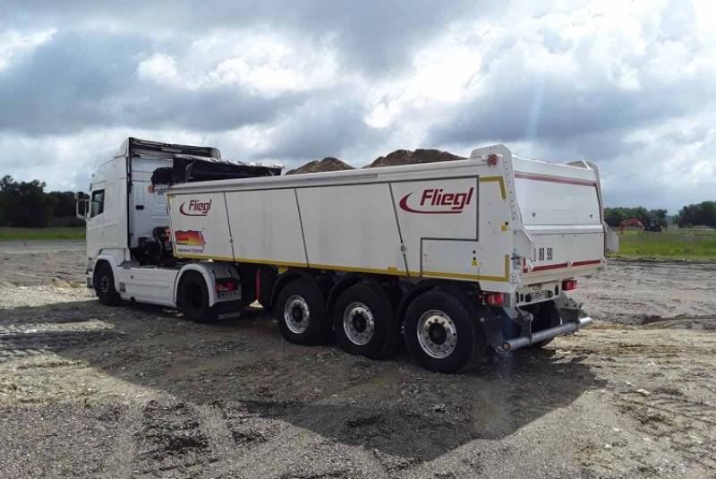 Comment la benne TP fond poussant de Fliegl améliore-t-elle vos travaux publics à Roanne dans la Loire ?